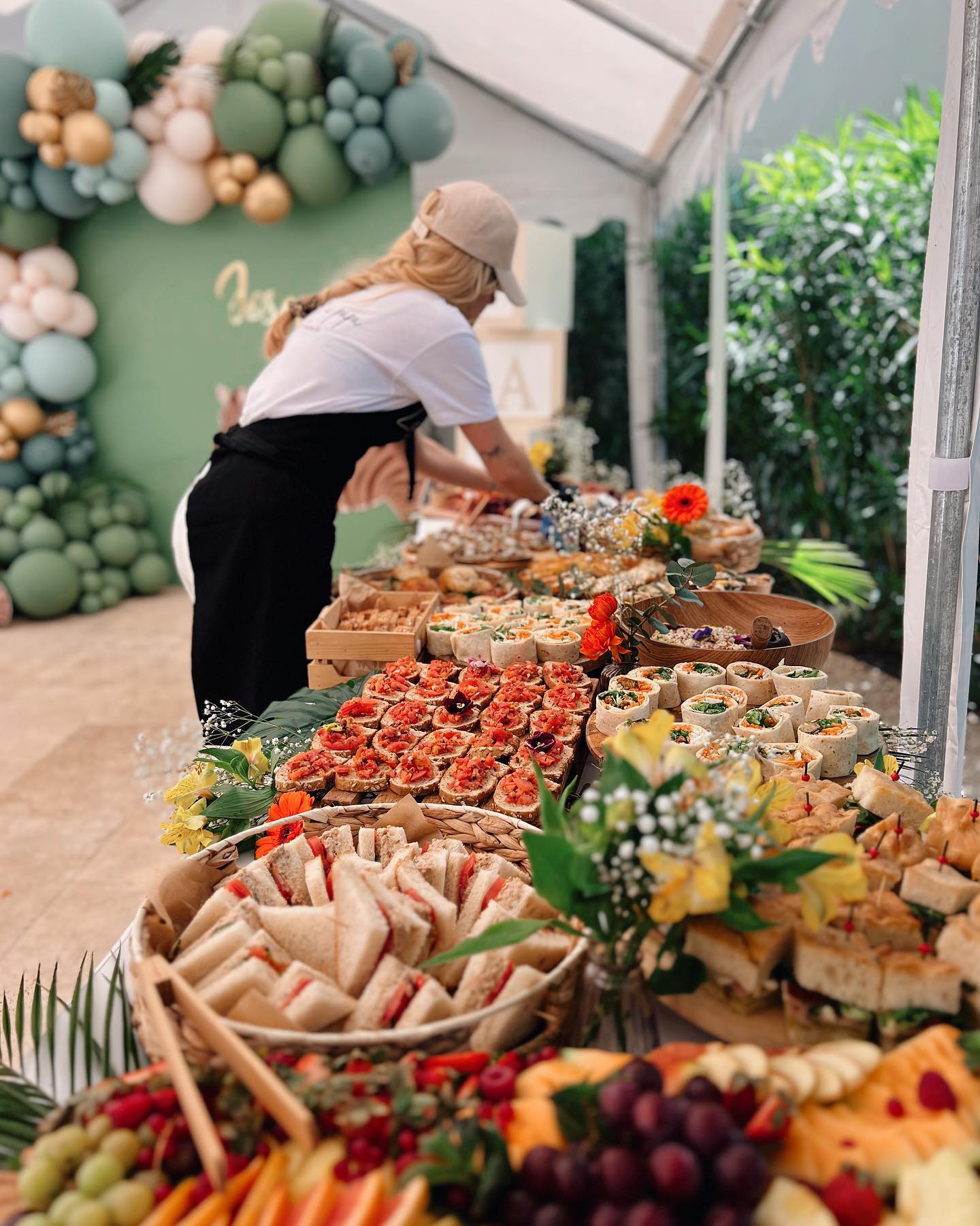 Buffet brunch avec viennoiseries et fruits