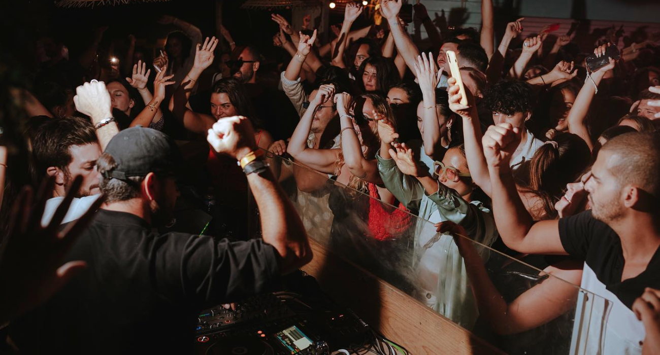 Jeu de lumière violet dans une soirée techno