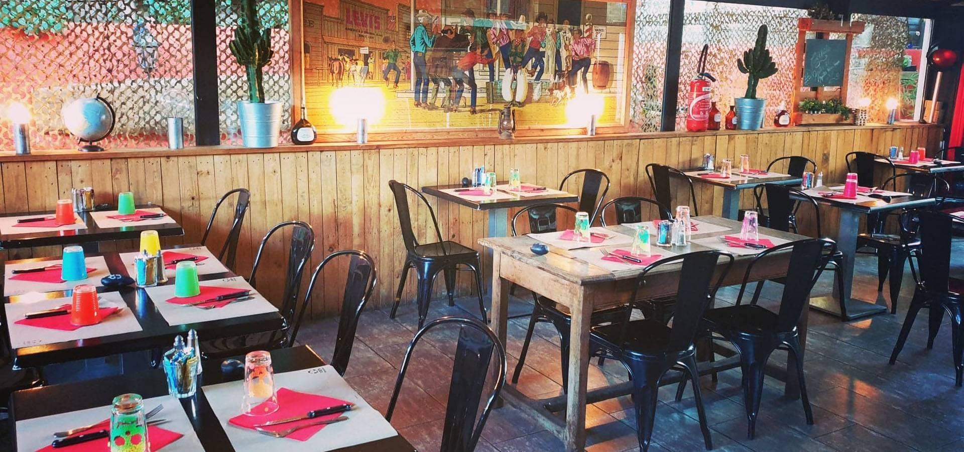 Table de restaurant dressée avec vaisselle élégante