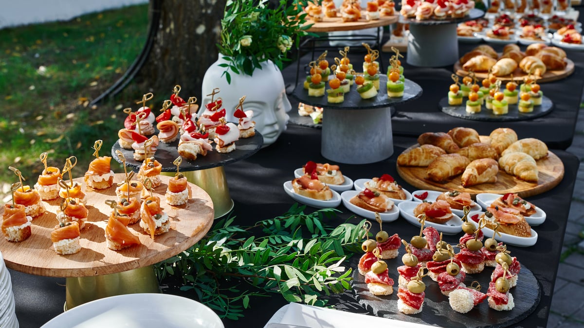 Traiteurs préparant un buffet gastronomique